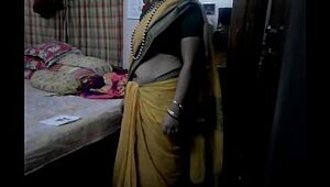 Desi tamil Married aunty exposing stomach button in saree with audio
